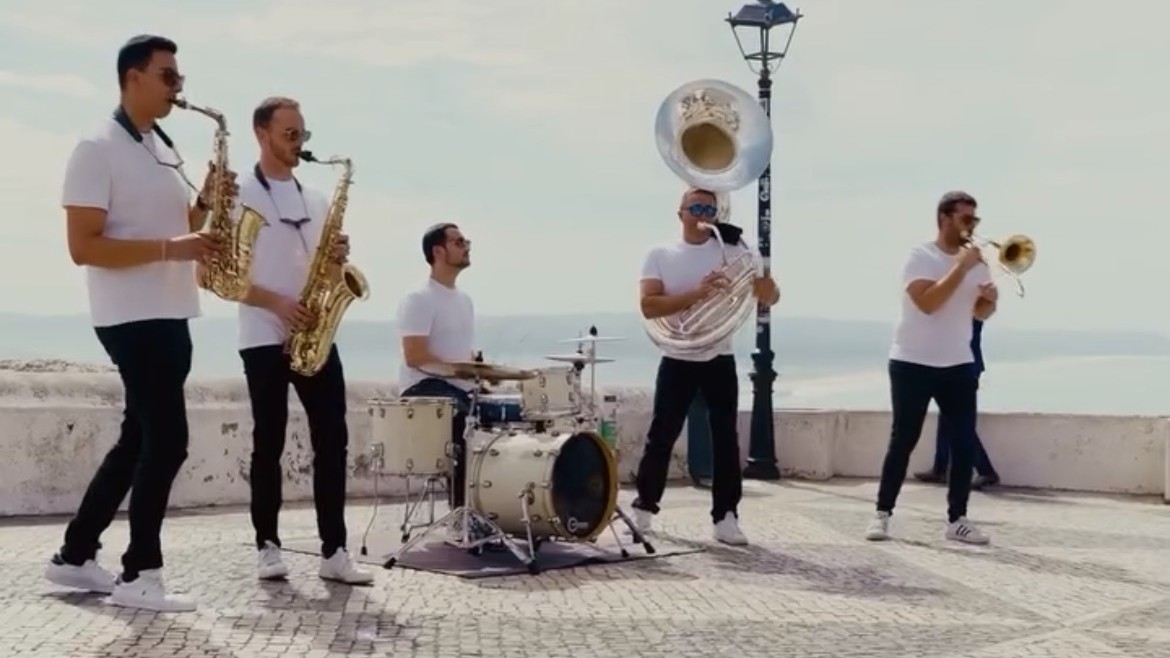 Brass band a tocar num miradouro junto ao mar